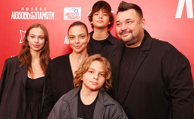 На фото: генпродюсер "Руки Вверх Production" Сергей Жуков, его супруга Регина Бурд, старший сын Энджел Жуков, средний сын Мирон Жуков и дочь Вероника Жукова во время премьеры мюзикла по песням Басты "Любовь без памяти" в Вегас Сити Холле, 2025 год