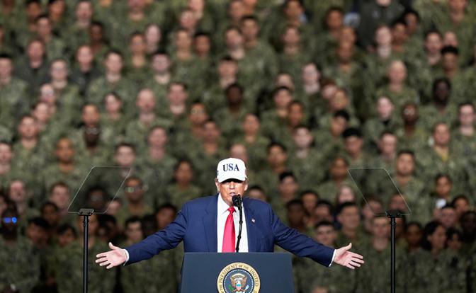 На фото: президент США Дональд Трамп во время встречи с американскими военнослужащими на авианосце "Джордж Вашингтон" на базе ВМС США в Йокосуке.