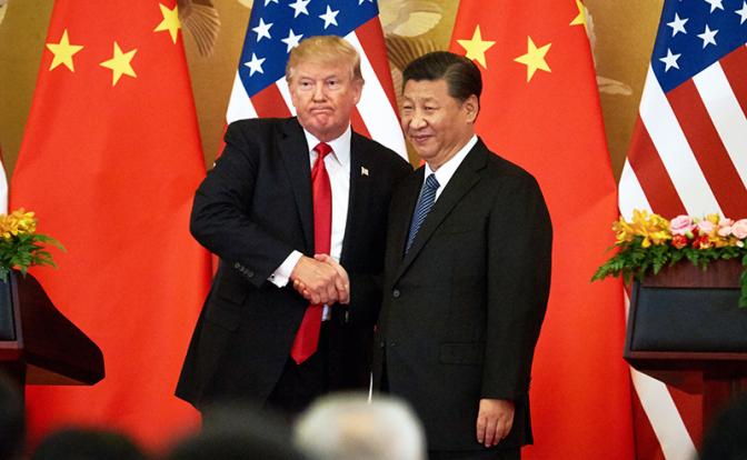 На фото: президент США Дональд Трамп и председатель КНР Си Цзиньпин (слева направо)