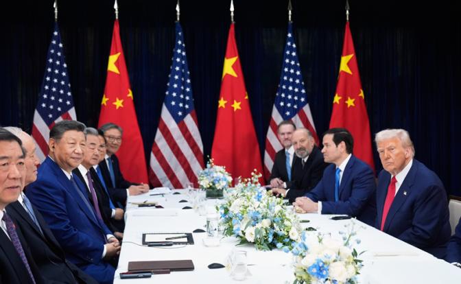 На фото: председатель КНР Си Цзиньпин (третий слева) и президент США Дональд Трамп (справа) во время встречи на авиабазе Кимхэ.