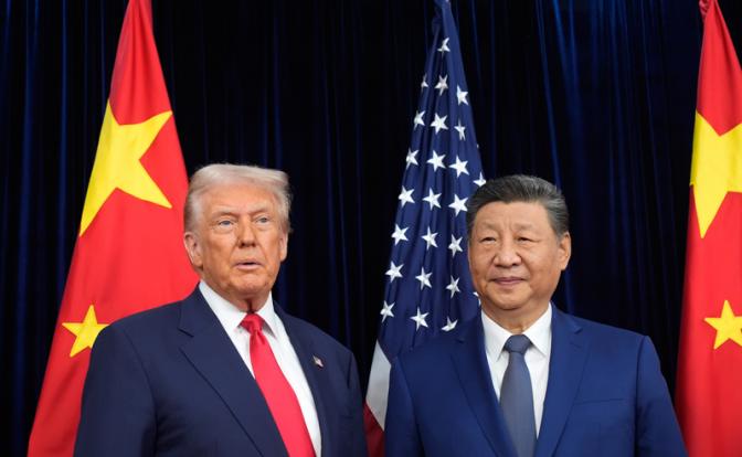 На фото: председатель КНР Си Цзиньпин и президент США Дональд Трамп (справа налево) во время встречи на авиабазе Кимхэ.