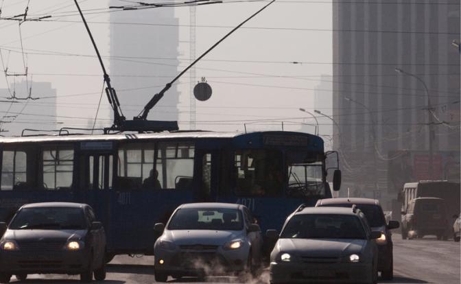 Скандал в троллейбусе Новосибирска: беременная с мужем швыряли банки в пенсионеров и затеяли драку