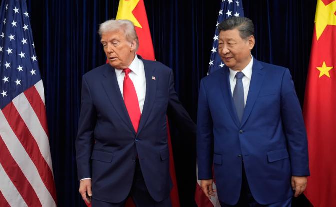 На фото: председатель КНР Си Цзиньпин и президент США Дональд Трамп (справа налево) во время встречи на авиабазе Кимхэ.