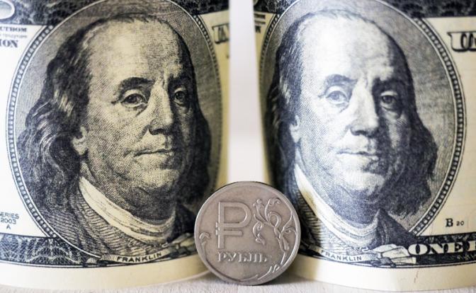 Курс доллара растет, эксперт сделал прогноз на ноябрь