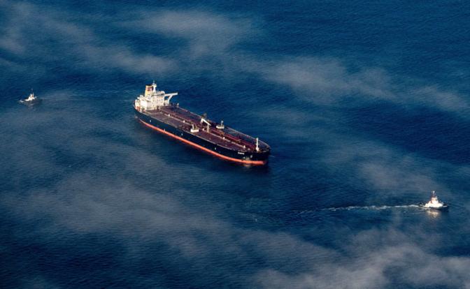 "Нестандартные маневры": «Фурия» с нефтью марки Urals для Индии застряла на Балтике, вокруг немцы крутятся