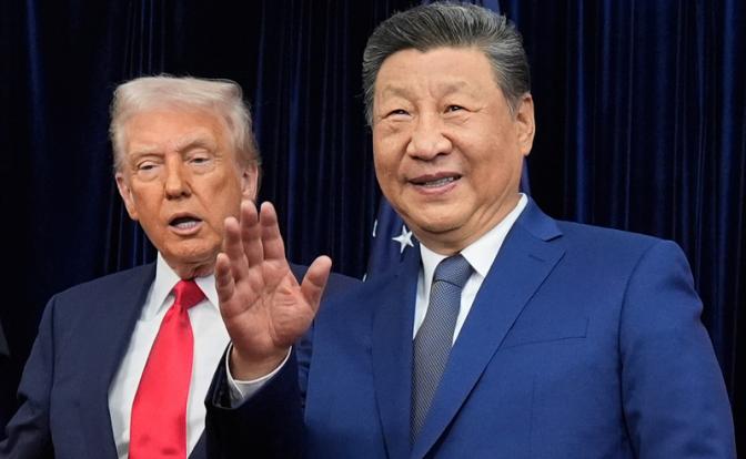 На фото: председатель КНР Си Цзиньпин и президент США Дональд Трамп (справа налево) во время встречи на авиабазе Кимхэ