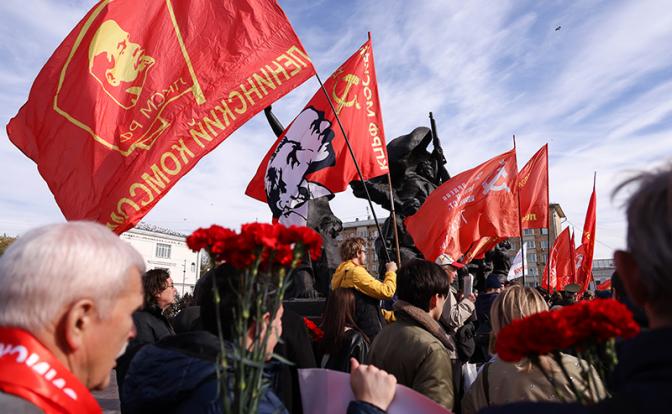 Красный день календаря: КПРФ посоветовала «белой» Госдуме посмотреть на Лукашенко и вернуть 7 ноября на то место, которое эта дата заслужила