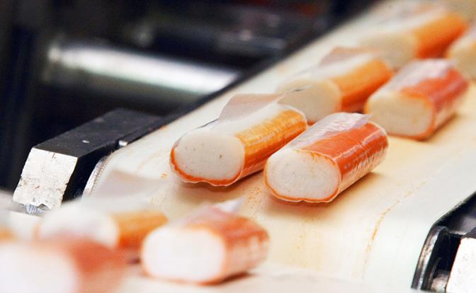 Россиянам озвучили опасность крабовых палочек