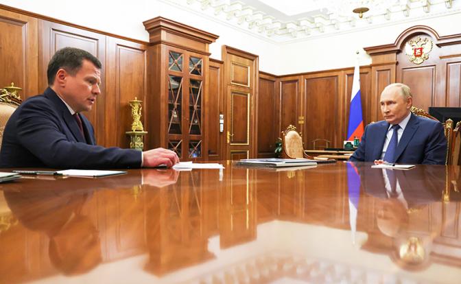 На фото: президент РФ Владимир Путин и глава "Роснано" Сергей Куликов (справа налево) во время встречи в Кремле.