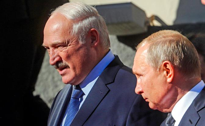 На фото (справа налево): президент России Владимир Путин и президент Белоруссии Александр Лукашенко.