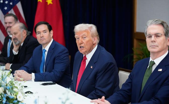 На фото: президент США Дональд Трамп (второй справа), госсекретарь США Марко Рубио (третий слева), министр торговли США Говард Лютник (второй слева) и министр финансов США Скотт Бессант (справа) во время встречи с председателем КНР Си Цзиньпином