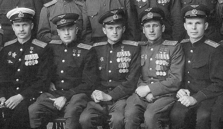 На фото: И.Лезжов (третий слева) с сокурсниками по Военно-воздушной академии.