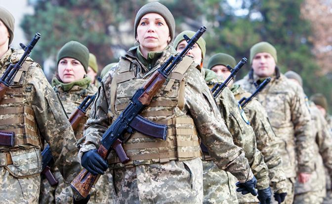 Женщины ВСУ воюют на два фронта – и своих надо бояться больше