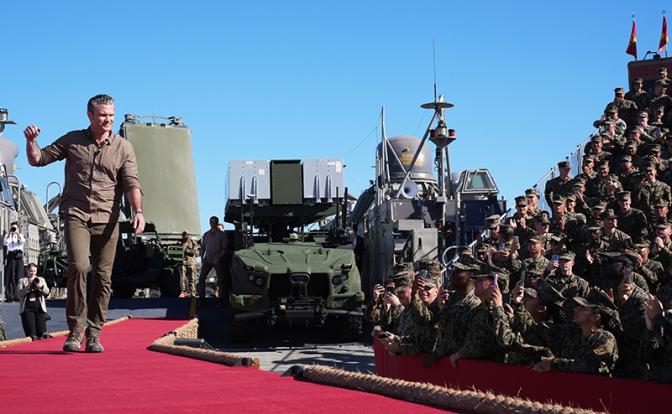 Politico: США грозит небывалая милитаризация, включая ядерную гонку вооружений