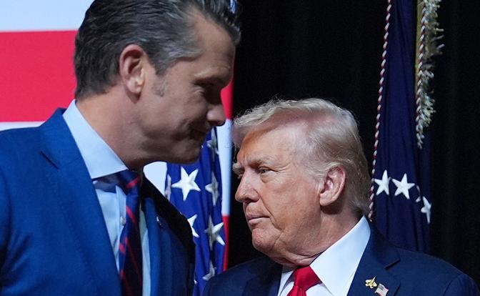 На фото: президент США Дональд Трамп и министр обороны США Пит Хегсет (справа налево)