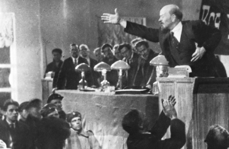 На фото: советский актер Борис Васильевич Щукин в роли Ленина в кадре из художественного фильма "Ленин в Октябре" (1937 г.) режиссера Михаила Ильича Ромма, 1937 год.