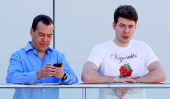 Правильно все делаете, только казнокрадов стрелять не надо: Медведев-младший, слегка укорив, похвалил коммунистов Китая