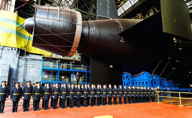На фото: торжественная церемония вывода из эллинга атомной подводной лодки "Хабаровск" на судостроительном предприятии АО "Производственное объединение "Севмаш".