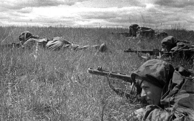 На фото: разведчики, изучающие перед ночной операцией подступы к переднему краю обороны противника, на Западном фронте во время Великой Отечественной войны.