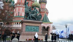 Путин возложил цветы к памятнику Минину и Пожарскому в День народного единства