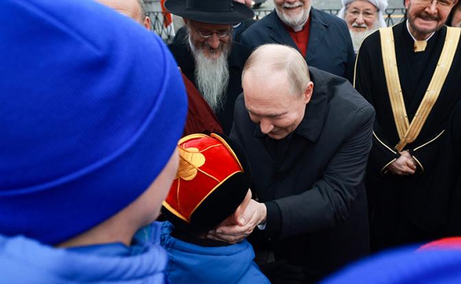 На фото: президент РФ Владимир Путин (в центре) во время общения с представителями молодежных организаций после церемонии возложения цветов к памятнику Кузьме Минину и Дмитрию Пожарскому на Красной площади