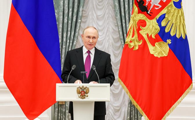 На фото: президент РФ Владимир Путин во время награждения разработчиков крылатой ракеты "Буревестник" и беспилотного подводного аппарата "Посейдон" в Кремле.