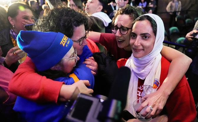 На фото: сторонники демократа Зохрана Мамдани, который заявил о своей победе на выборах мэра Нью-Йорка и сообщил, что будет приведен к присяге в качестве мэра Нью-Йорка 1 января следующего года.