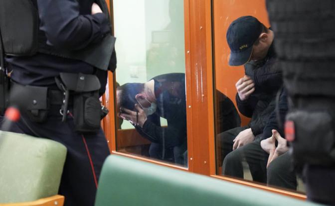 На фото: Роберт Сафарян и Рамазан Падиев, обвиняемые по делу о теракте в отношении начальника войск радиационной, химической и биологической защиты Вооруженных сил РФ генерал-лейтенанта Игоря Кириллова