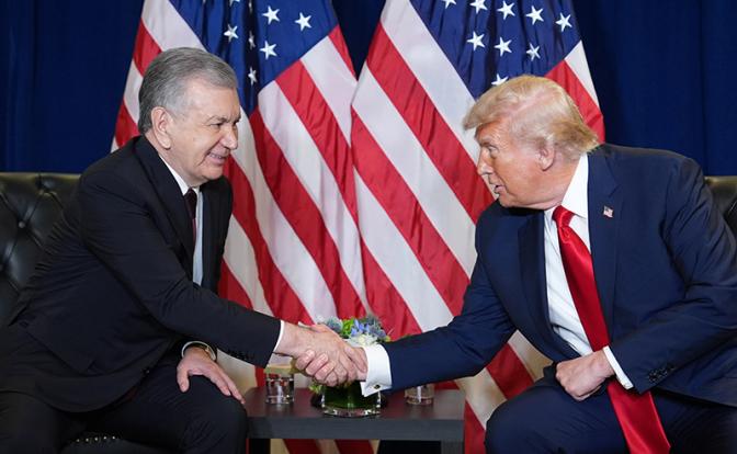 На фото: президент США Дональд Трамп (справа) и президент Узбекистана Шавкат Мирзиёев (слева)