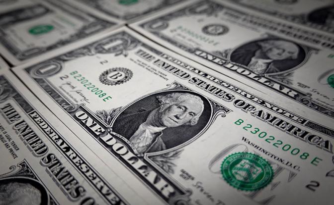 ЦБ установил новый курс доллара на выходные