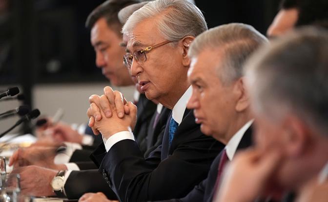 На фото: президент Таджикистана Эмомали Рахмон, президент Казахстана Касым-Жомарт Токаев, президент Узбекистана Шавкат Мирзиёев (слева направо) во время встречи с президентом США Дональдом Трампом