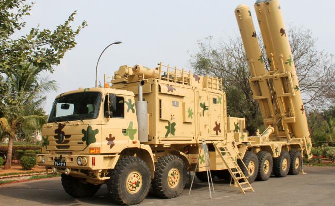 На фото: самоходная пусковая установка со сверхзвуковыми крылатыми ракетами "Брамос", собранными на заводе совместной индийско-российской компании BrahMos Aerospace