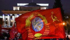 Парадокс 7 ноября: Российское начальство хочет править как Сталин, а жить как Абрамович