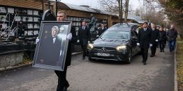 Вдова Элеонора Николаева, Константин Эрнст, Валерий Сюткин и другие:  прощание с телеведущим Юрием Николаевым в Москве