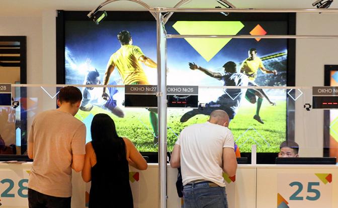 На фото: выдача паспортов болельщика.