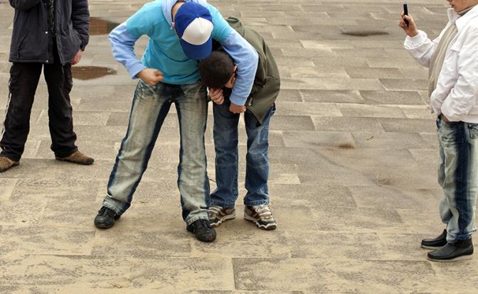 На видео попала расправа в школе Челябинской области: подростка бьют по голове и телу