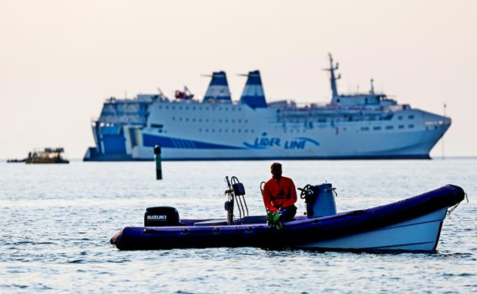 На фото: паром Sea Bridge (на дальнем плане), прибывший к берегам Сочи из турецкого Трабзона. Судно встало на рейд в Сочи, ожидая согласования на заход в порт.