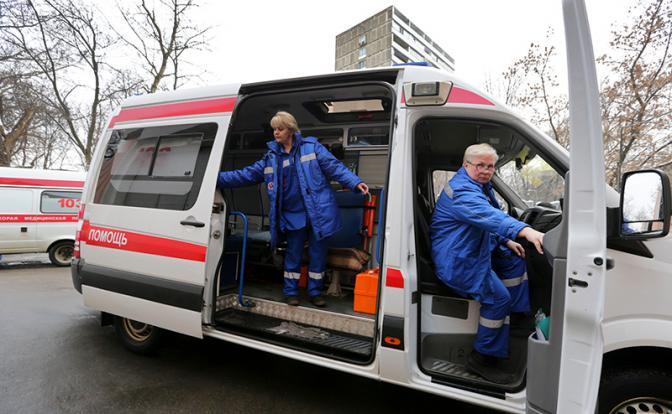 На фото: врачи бригады скорой помощи выезжают на поступивший вызов.