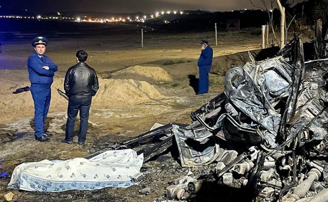 На фото: сотрудники оперативных служб около частного дома, на который упал вертолет Ка-226.