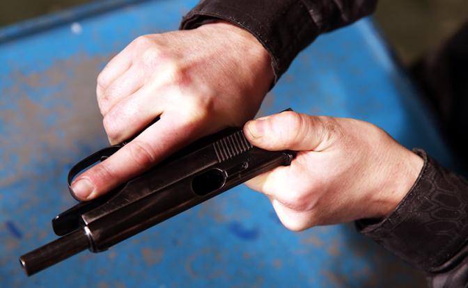 "Стреляй в голову!": двое уфимцев под камерой угрожали пистолетом беременной девушке