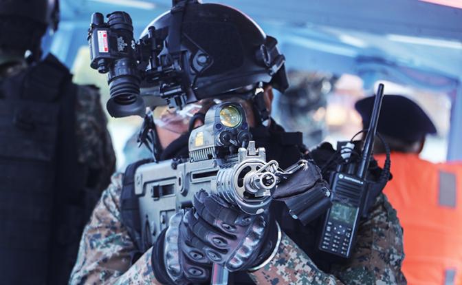 Британский спецназ морской пехоты играет мускулами перед морпехами Балтфлота