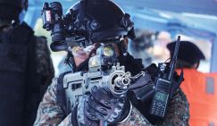 Британский спецназ морской пехоты играет мускулами перед морпехами Балтфлота