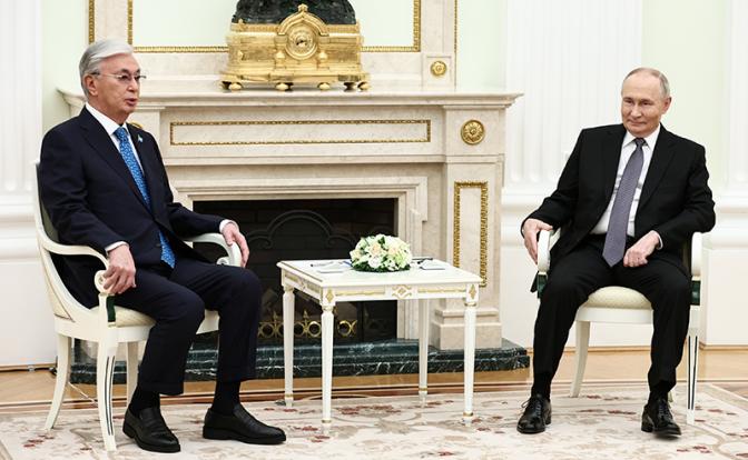На фото: президент РФ Владимир Путин и президент Казахстана Касым-Жомарт Токаев (справа налево) во время встречи в Кремле