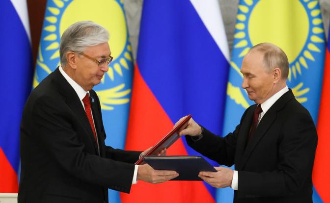 На фото: президент РФ Владимир Путин и президент Казахстана Касым-Жомарт Токаев (справа налево) в Кремле во время подписания документов по итогам российско-казахстанских переговоров.