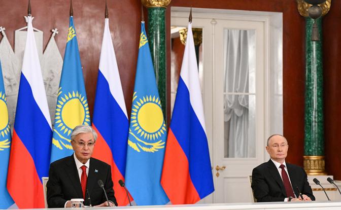 На фото: президент РФ Владимир Путин и президент Казахстана Касым-Жомарт Токаев (справа налево) во время пресс-конференции