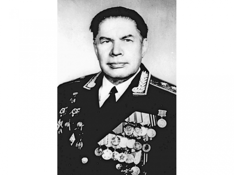 На фото: генерал - лейтенант Петр Костин.