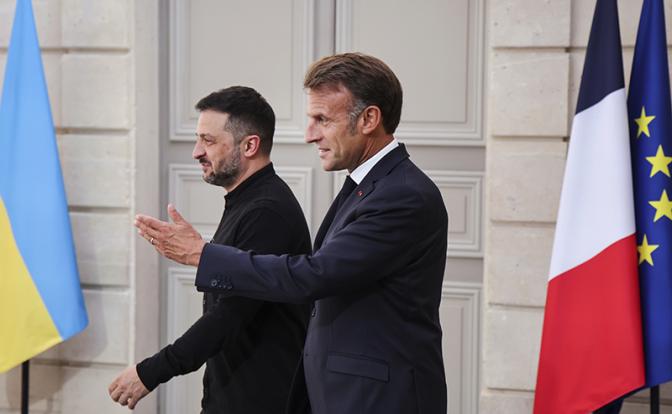 На фото: президент Франции Эмманюэль Макрон (справа) и президент Украины Владимир Зеленский (слева)
