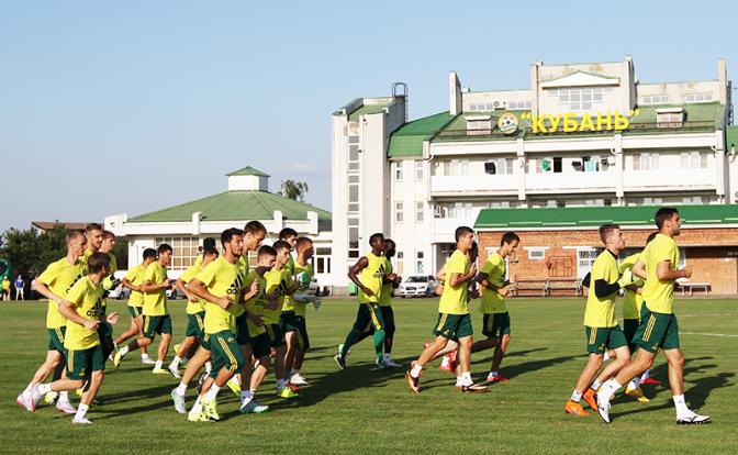 На фото: игроки футбольного клуба "Кубань" на тренировке