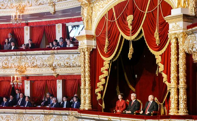 На фото (на первом плане справа налево): президент РФ Владимир Путин, президент Казахстана Касым-Жомарт Токаев и министр культуры и информации Республики Казахстан Аида Балаева во время гала-концерта в Большом театре.