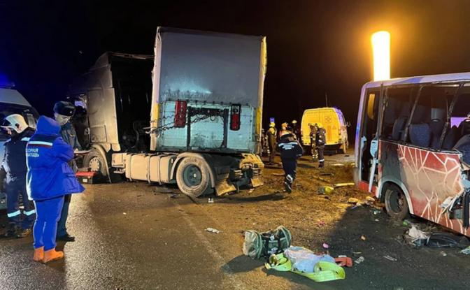 На фото: на месте ДТП на трассе Пермь-Екатеринбург под Кунгуром.